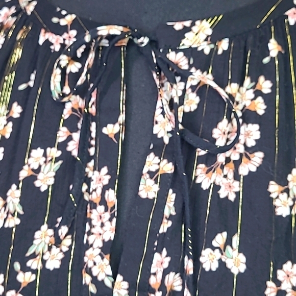 LOFT women's blouse. Black. Floral. Gold pinstripes.Size M. - Picture 3 of 7